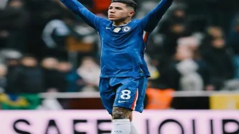 “唐斯爆发高效投射 弧顶三分助力缩小比分差距”